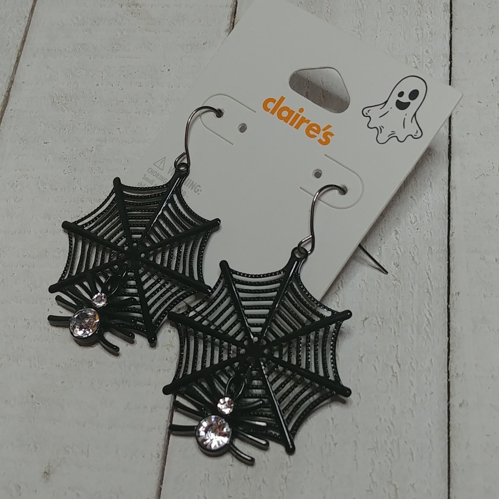 🎉2/$16 NWT Claire's Spiderweb Earrings